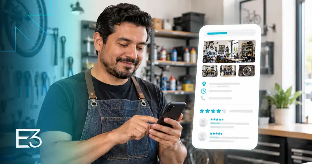 dueno-negocio-revisa-perfil-empresa Dueño de un negocio revisando el perfil de su empresa en Google desde el celular